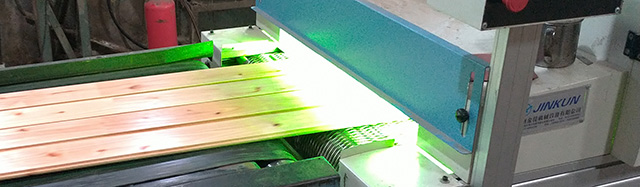 フローリングの塗装　UV塗装ライン